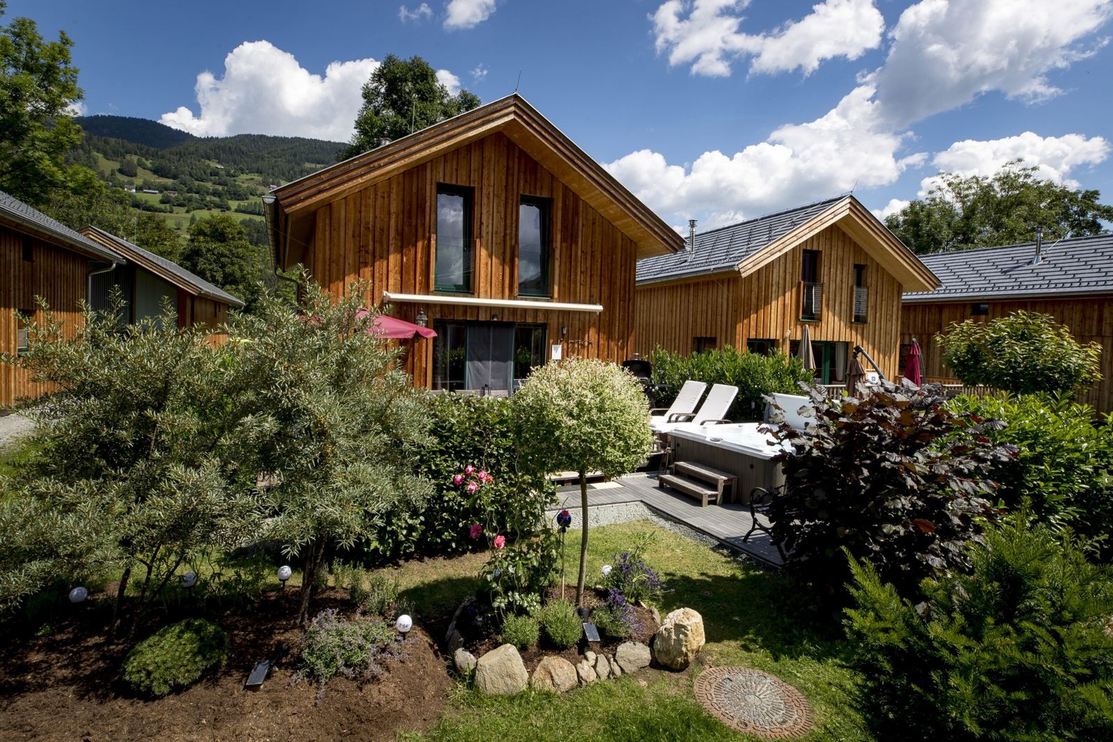 Chalet Außenansicht mit Garten