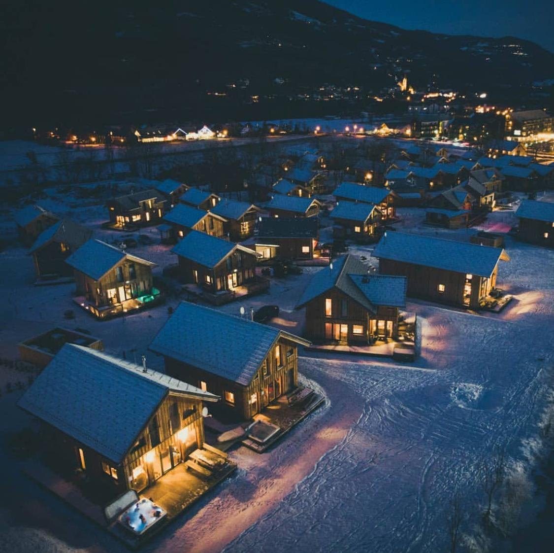 Luftaufnahme Chalet Park bei Nacht