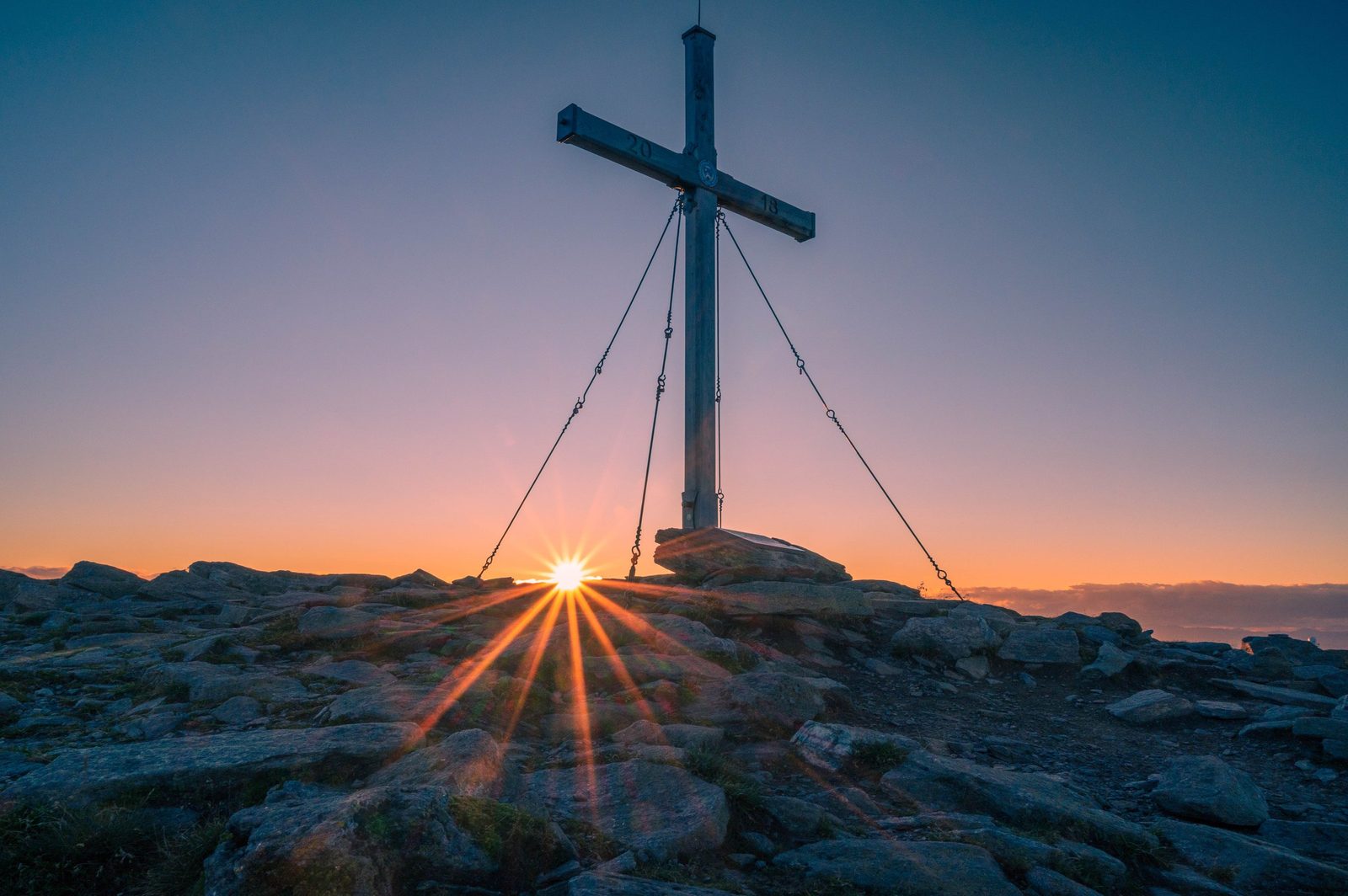 Gipfelkreuz am Zirbitzkogel bei Sonnenaufgang